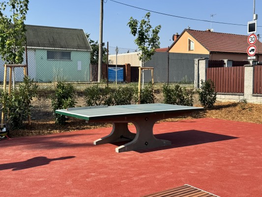 první dekáda srpna 2026 - instalace stolu