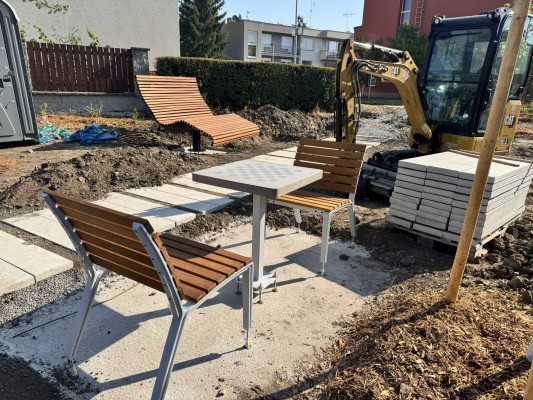 první dekáda srpna 2026 - instalace šachovnice a židlí