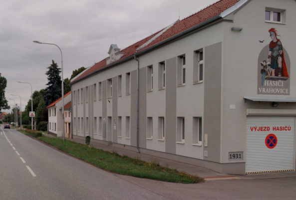 umístění parkovací stání v travnatém pásu