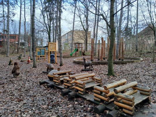 Rozšíření venkovních dřevěných hracích prvků pro děti v biokoridoru Hloučela