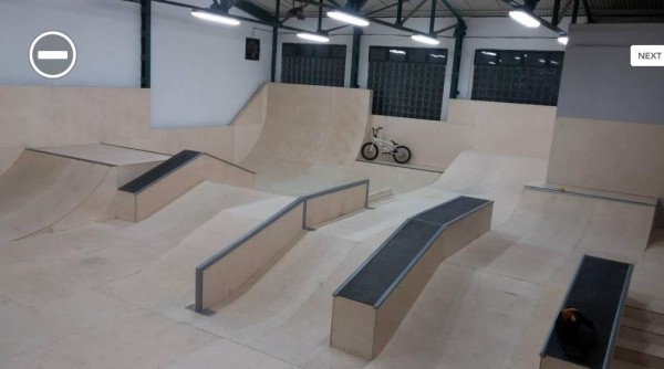 Překážky ve sportovní hale pro kolečkové sporty