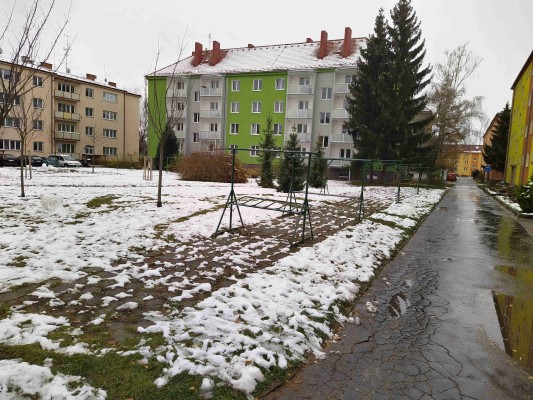 Vybudování parkovacího pásu před vchody Waitova 7,9,11