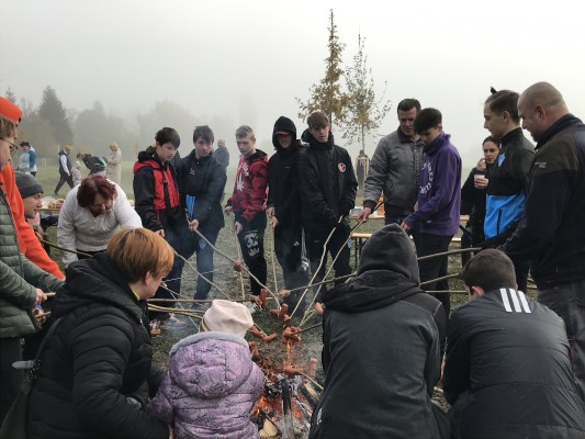 Foto z komunitního sázení v listopadu 2023 u soutoku