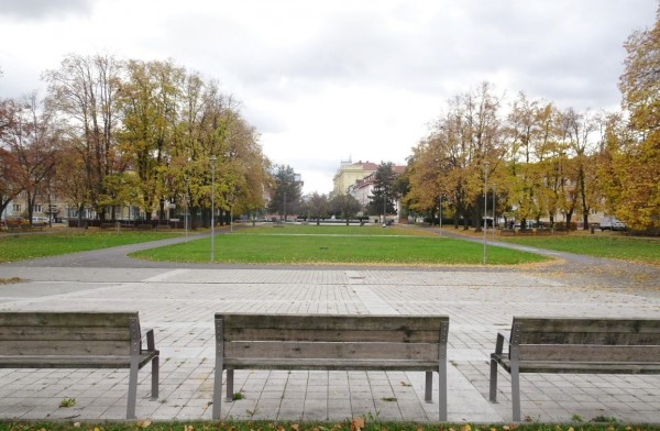 Prostor před Úřadem práce na nám. Spojenců