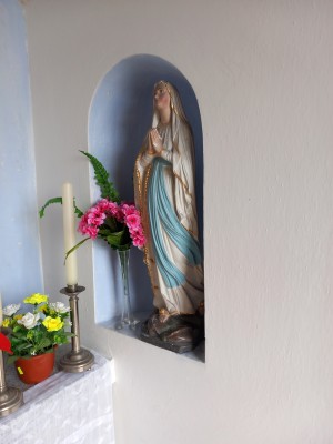 Interiér - pravý výklenek - Panna Marie