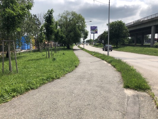 stávající stav chodníku ze severní části od ulice Za Drahou