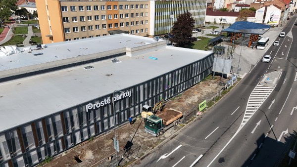 září 2026 - parkovací dům s terminálem