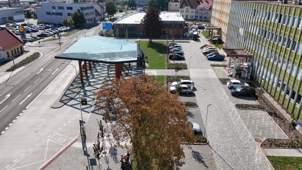 září 2026 - terminál s parkovacím domem