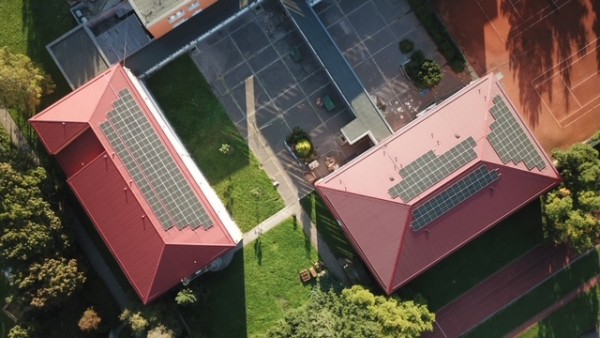 střechy obou pavilonů ZŠ J. Železného s panely