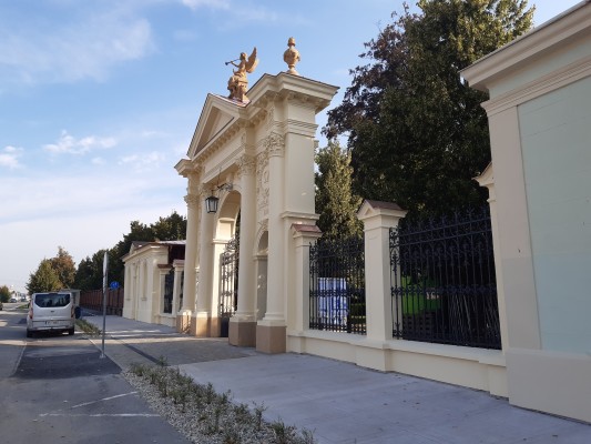 září 2022 - rekonstruovaná brána a chodník