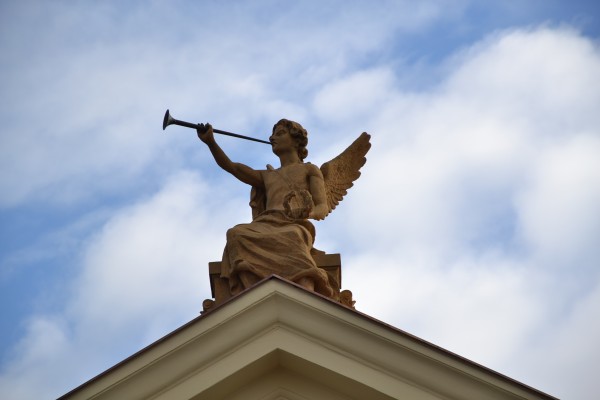 leden 2023 - detail brány - anděl s trubkou