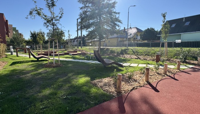Rekonstrukce hřiště na ulici Foerstrova - relaxační zóna se sportovními prvky