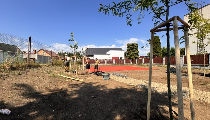 Rekonstrukce hřiště na ulici Foerstrova - relaxační zóna se sportovními prvky