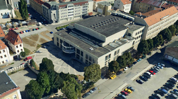 Objekt kulturního domu v jižní části centra města