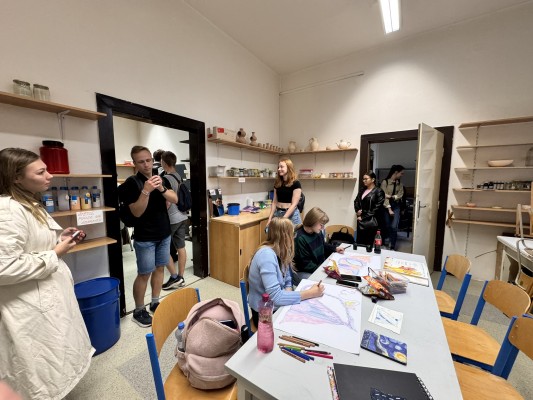 Návštěva studentů Ústavu architektury FAST učeben výtvarného oboru