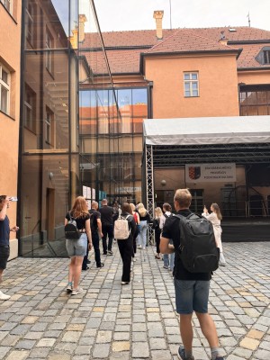 Návštěva studentů Ústavu architektury FAST na nádvoří zámku v Prostějově