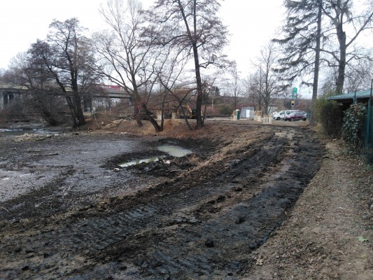 březen 2022