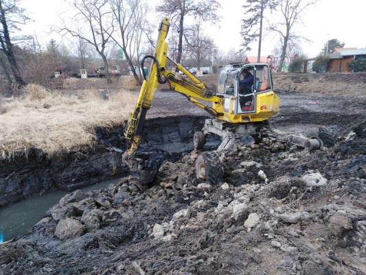 březen 2022