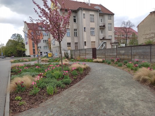 duben 2023 - jaro v prostoru přednádraží