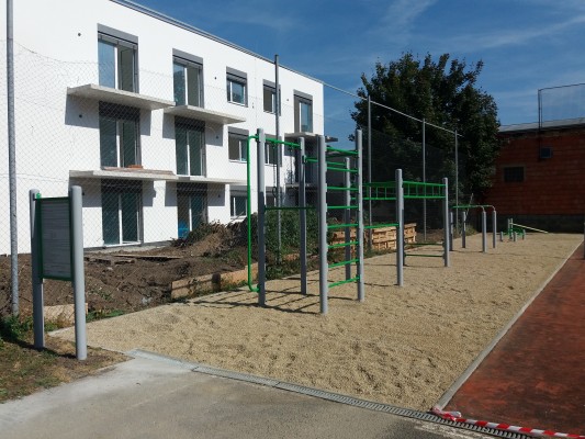 Nové workoutové hřiště v areálu školy 1