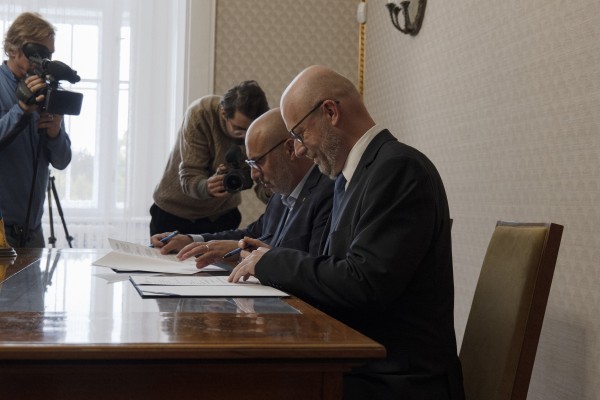 Podpis rámcové smlouvy - fotografie pořízené studenty Střední školy designu a módy, Prostějov