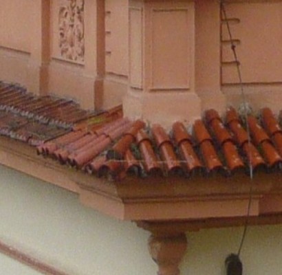 Hlavní korunní římsa po celém obvodu budovy