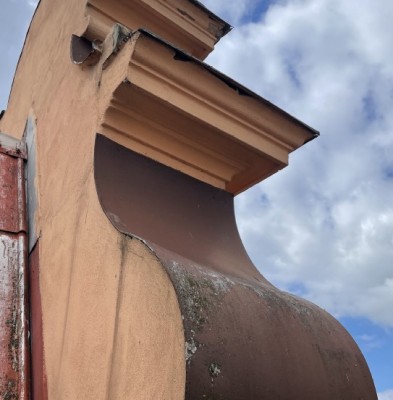 Oplechování zdiva zdobných štítů a římsiček