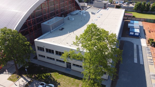 Foto přístavby z dronu