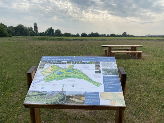 V červnu 2023 byla k mokřadu doplněna odpočinková lavice a informační panel o záměru vybudování biocentra U soutoku