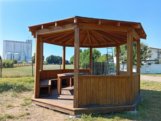 červenec 2026 - sestavování altánu