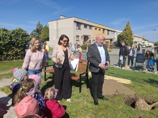 Dne 28.4. sázení javoru a otevření hřiště pro rok 2026