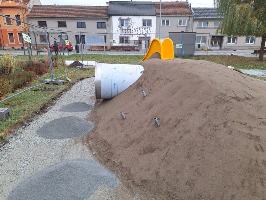 30. října 2025 - budování spodní stavby hřiště