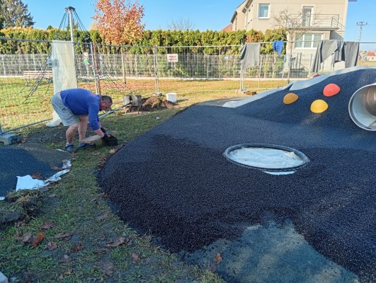 foto 4. října 2025 - zahájení pokládání pryžových vrstev