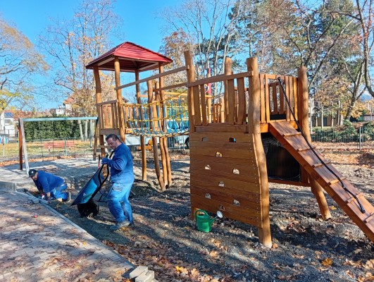 foto 4. listopadu 2025 - stavební práce (betonová obrubníku)