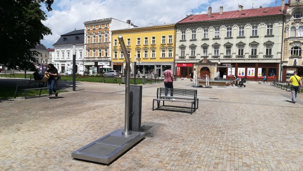 mlžící brána u fontány, v popředí mlžížko