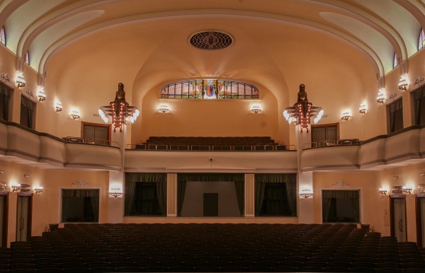 Po obnově všech vitráží v sále - celkový pohled z jeviště