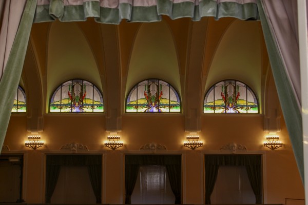 Vitráže v lunetách z lóže