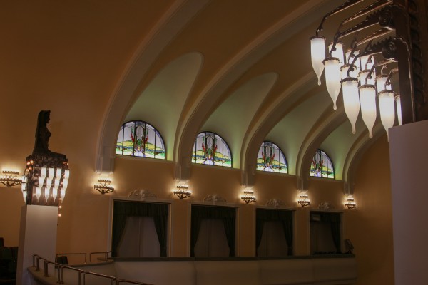Jedna řada obnovených vitráží v sále