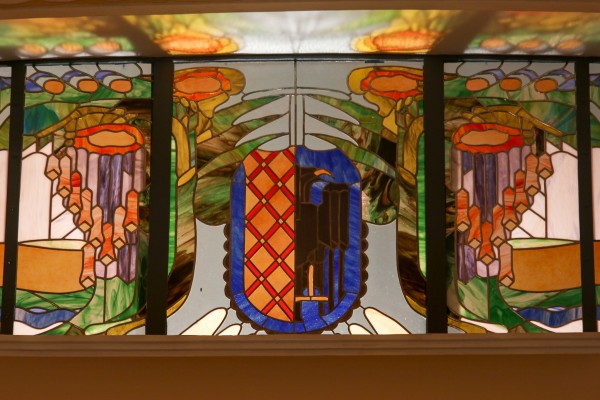 detail vitráže nad balkonem