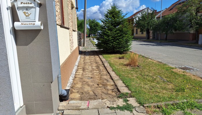 Oprava částí chodníků na ulici Čechovická a Domamyslická