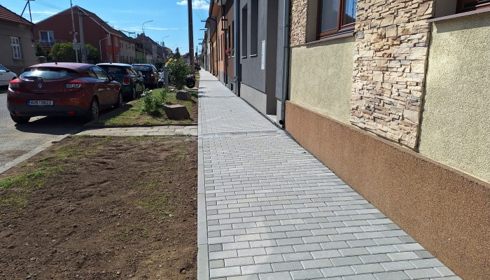 Oprava částí chodníků na ulici Čechovická a Domamyslická - západní strana