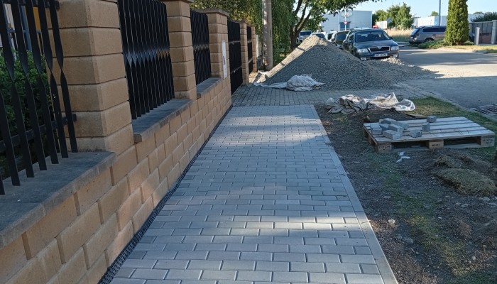 Oprava částí chodníků na ulici Čechovická a Domamyslická