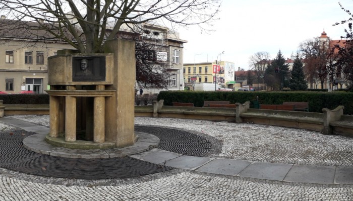 Oprava památníku manželů Vojáčkových