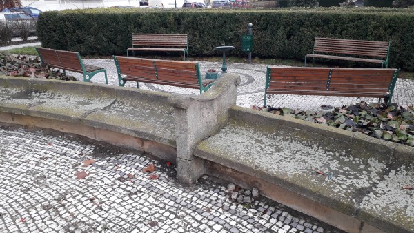 kamenné lavice s lišejníkem