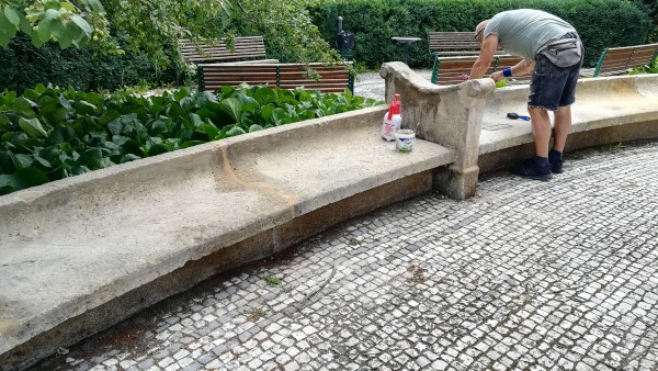 začátek července 2024 - oprava kamenné lavice