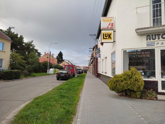 Opravený chodník od ul. J. V. Myslbeka směrem k Plumlovské