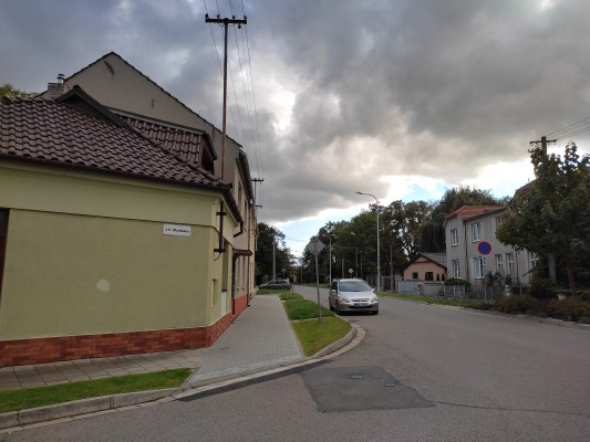 Opravený chodník od ulice J.V. Myslbeka směrem k rybníku