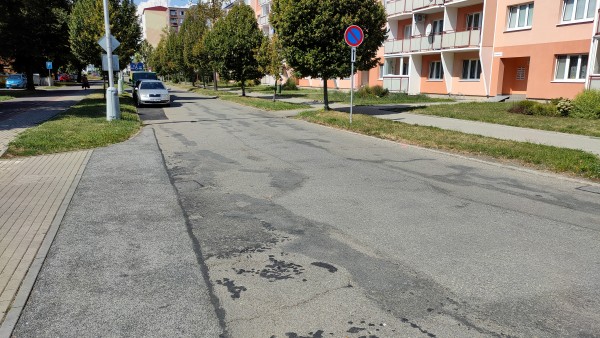 stávající stav komunikace podél bloku 17