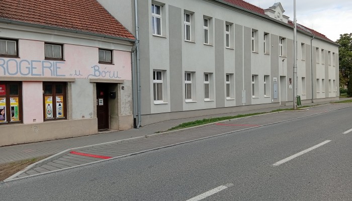 Parkování u hasičské zbrojnice ve Vrahovicích