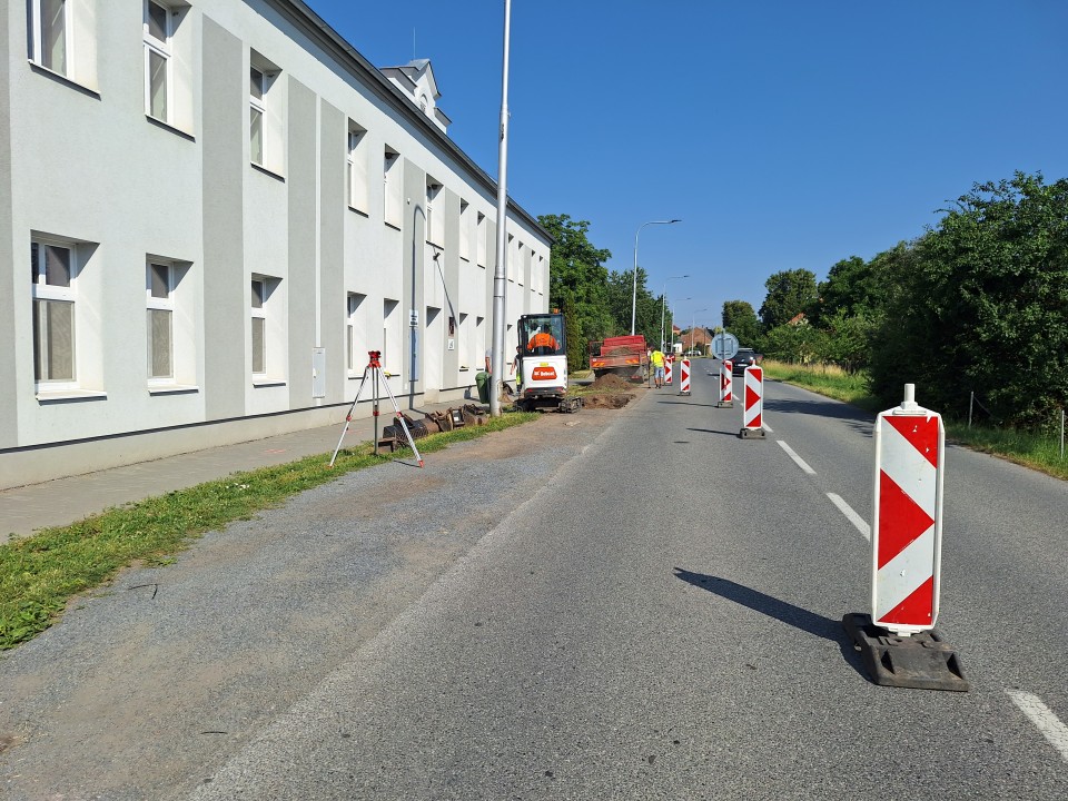 Parkování u hasičské zbrojnice ve Vrahovicích